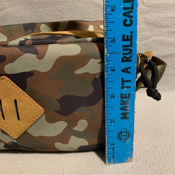 Camouflage Zippered Toiletry Travel Bag Unisex - Picture 7 of 10